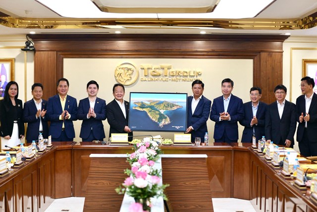 Đại diện l&atilde;nh đạo tỉnh Đắk Lắk trao qu&agrave; lưu niệm tới Ban l&atilde;nh đạo Tập đo&agrave;n T&amp;T Group. &nbsp;