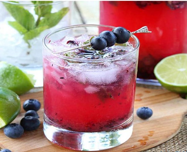 Nếu bạn l&agrave; người y&ecirc;u th&iacute;ch vị ngọt tự nhi&ecirc;n của tr&aacute;i c&acirc;y, soda việt quất chắc chắn sẽ l&agrave; sự lựa chọn kh&ocirc;ng thể bỏ qua.