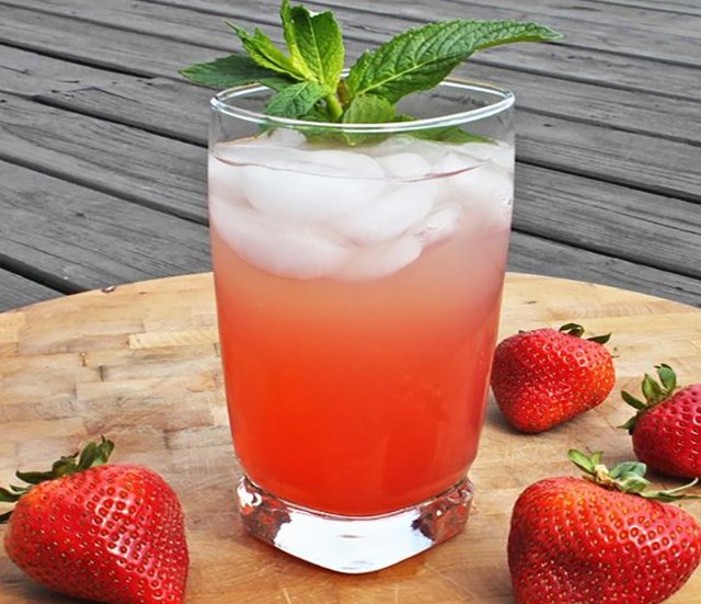 L&aacute;t d&acirc;u tươi v&agrave; bạc h&agrave; sẽ gi&uacute;p ly soda của bạn tr&ocirc;ng hấp dẫn hơn bao giờ hết.