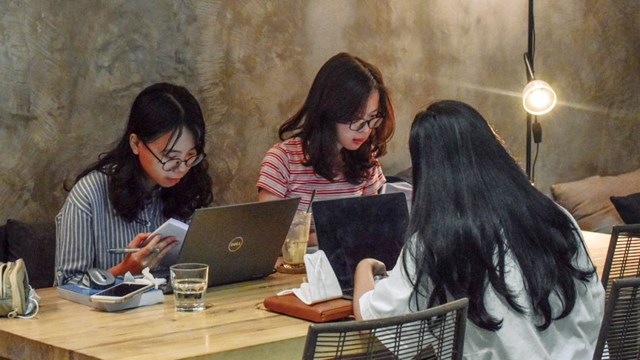 C&aacute;c bạn trẻ chọn qu&aacute;n c&agrave; ph&ecirc; để học b&agrave;i v&agrave; l&agrave;m việc &nbsp;