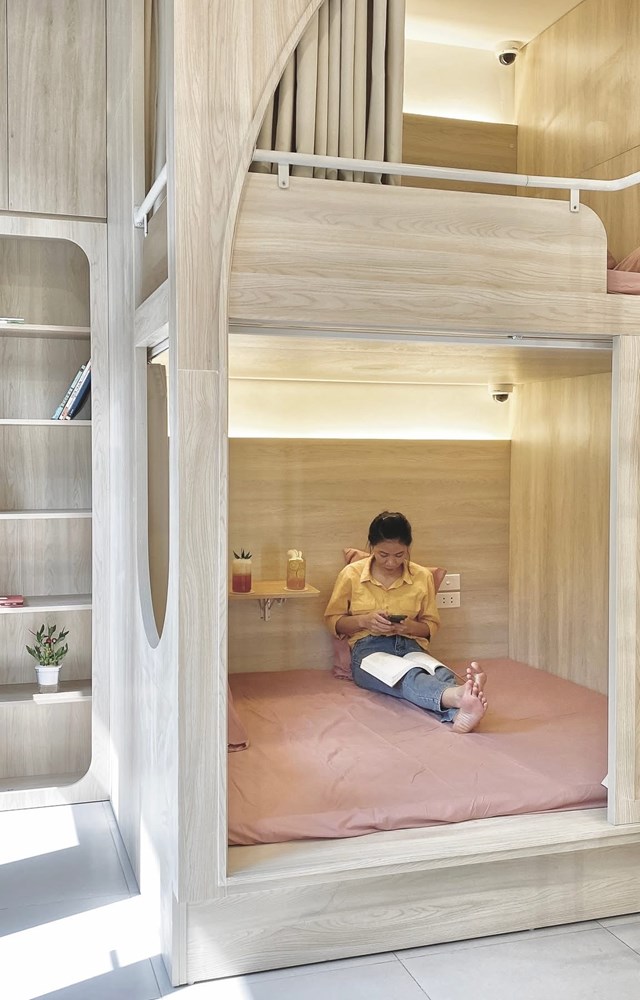 Kh&aacute;ch h&agrave;ng tới qu&aacute;n c&oacute; thể vừa uống c&agrave; ph&ecirc; vừa nằm nghỉ ngơi, đọc s&aacute;ch &nbsp;