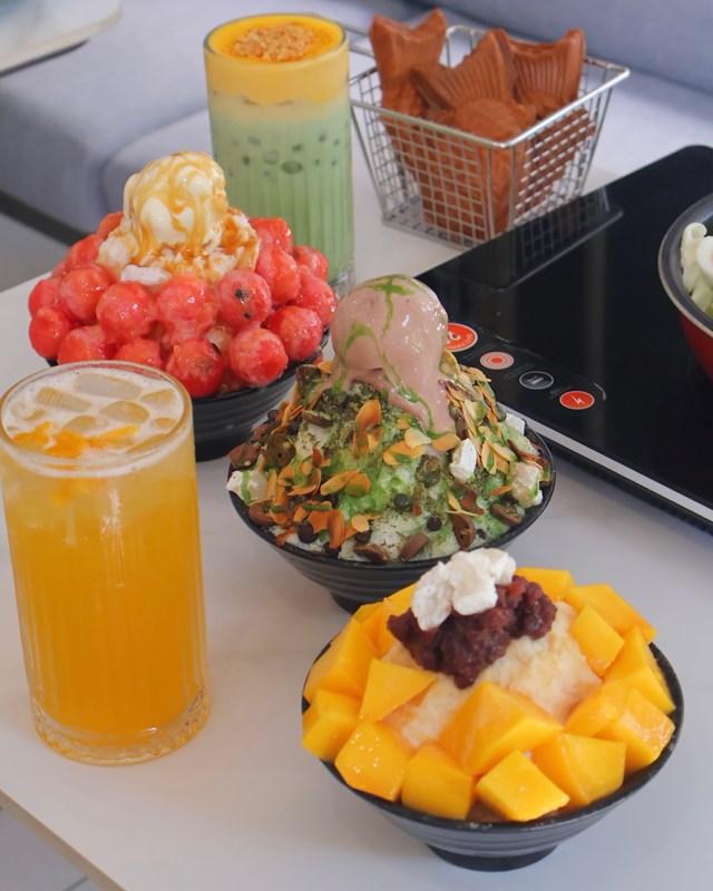 Ngo&agrave;i những đồ uống hot trend th&igrave; tại đ&acirc;y cũng c&oacute; nhiều loại bingsu H&agrave;n Quốc với gi&aacute; &ldquo;hạt dẻ&rdquo; &nbsp;