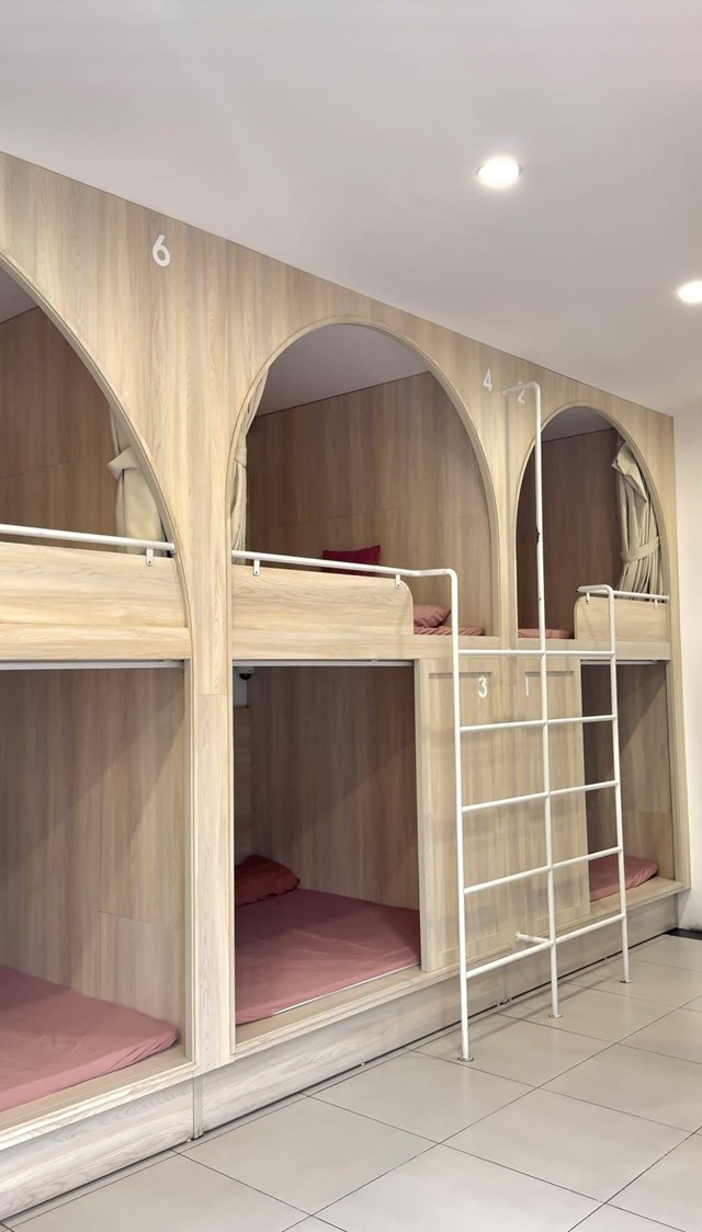 Kh&ocirc;ng gian được chia th&agrave;nh những &ldquo;khoang&rdquo; nhỏ, mỗi khoang l&agrave; một khu vực ri&ecirc;ng với nệm &ecirc;m, gối mềm v&agrave; b&agrave;n gấp tiện lợi &nbsp;