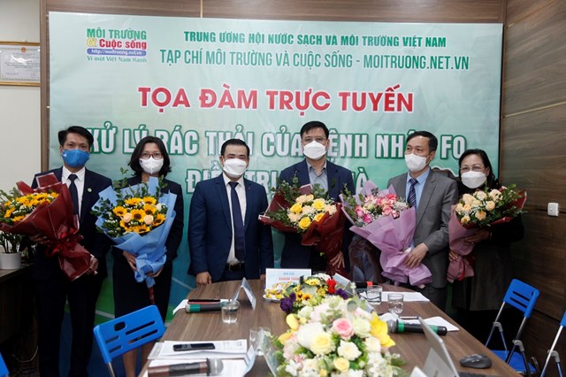 Nh&agrave; b&aacute;o Nguyễn Văn To&agrave;n &ndash; Tổng Bi&ecirc;n tập Tạp ch&iacute; M&ocirc;i trường v&agrave; Cuộc sống tặng hoa cho c&aacute;c kh&aacute;ch mời tham dự tọa đ&agrave;m. &nbsp;