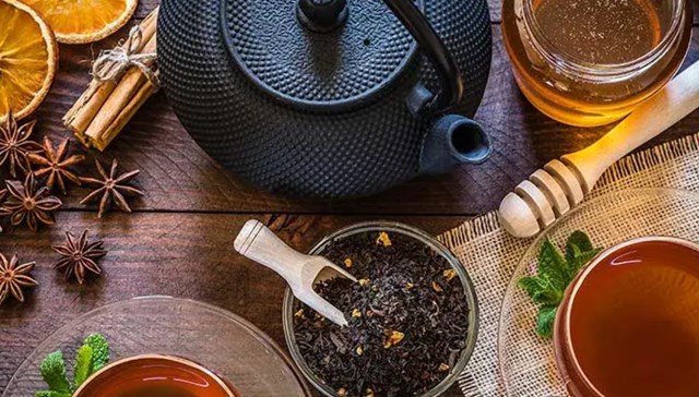 Tr&agrave; đen thường mang lại cảm gi&aacute;c ấm &aacute;p, thoải m&aacute;i khi thưởng thức.