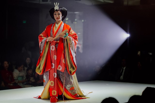 Điểm nhấn của chương trình là bộ lễ phục truyền thống 12 lớp Junihitoe, là bộ lễ phục thường được mặc tại các sự kiện của giới quý tộc hay trong cung đình thời xưa. Ngày nay, Junihitoe được sử dụng như trang phục của hoàng hậu trong đại lễ đăng cơ của Nhật hoàng, hoặc lễ thành hôn của các thành viên nữ trong hoàng gia.