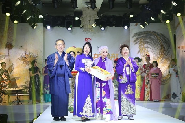 Ban tổ chức chương trình nhận quà lưu niệm là các sản phẩm Gốm Chu Đậu, tinh hoa gốm Việt có lịch sử gần 600 năm.