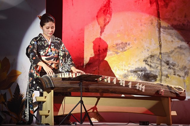 Nghệ sĩ Miwa Naito trình diễn đàn koto 25 dây của Nhật Bản.