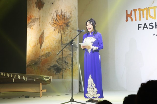 Bà Mori Mosaka, Cố vấn đặc biệt của Thủ tướng Nhật Bản, phát biểu khai mạc buổi trình diễn.