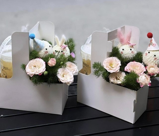 Set qu&agrave; hoa v&agrave; đồ uống đang nổi l&ecirc;n như lựa chọn vừa tiết kiệm chi ph&iacute; vừa mang lại gi&aacute; trị sử dụng cao.