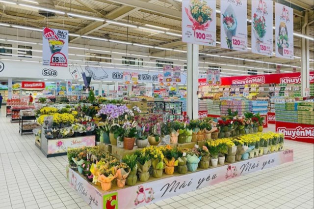 C&aacute;c trung t&acirc;m mua sắm, si&ecirc;u thị v&agrave; cửa h&agrave;ng lớn cũng đồng loạt tung ra chương tr&igrave;nh khuyến mại hấp dẫn.