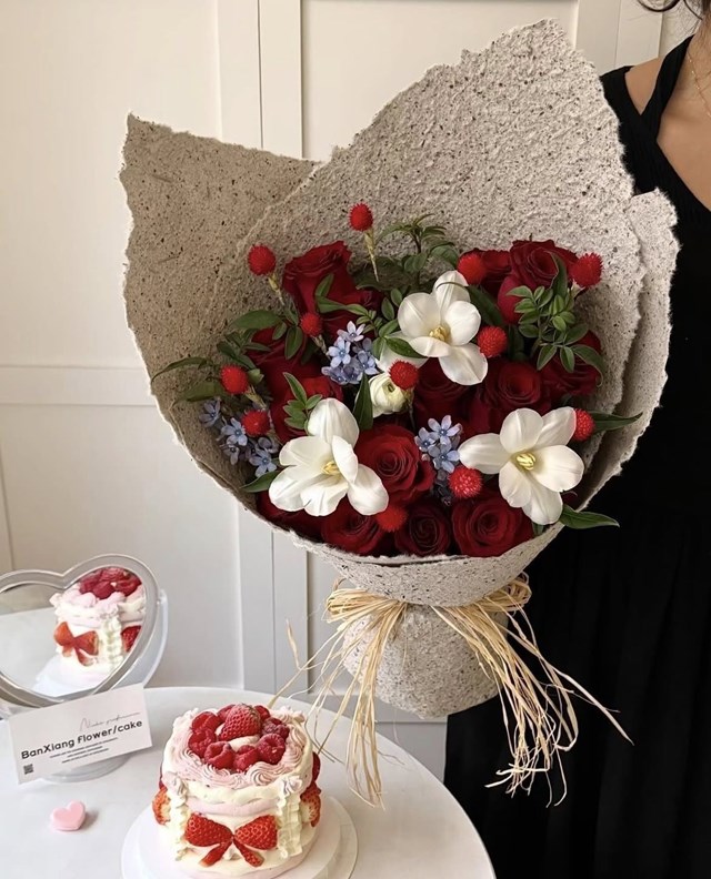 8.3 năm nay, c&aacute;c cửa h&agrave;ng&nbsp;tập&nbsp;trung nhiều hơn v&agrave;o những b&oacute; hoa nhỏ gọn, thiết kế tinh tế.