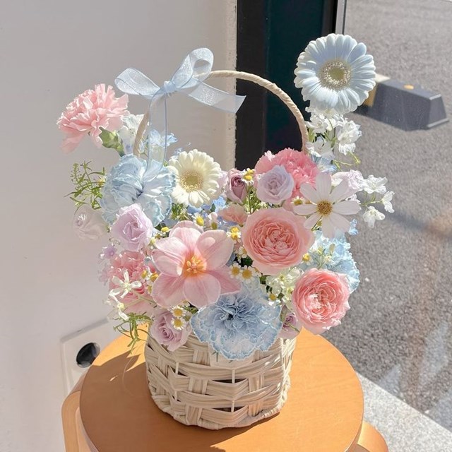 Hoa lụa hút khách trước thềm Ngày Quốc tế Phụ nữ 8/3 - Ảnh 4