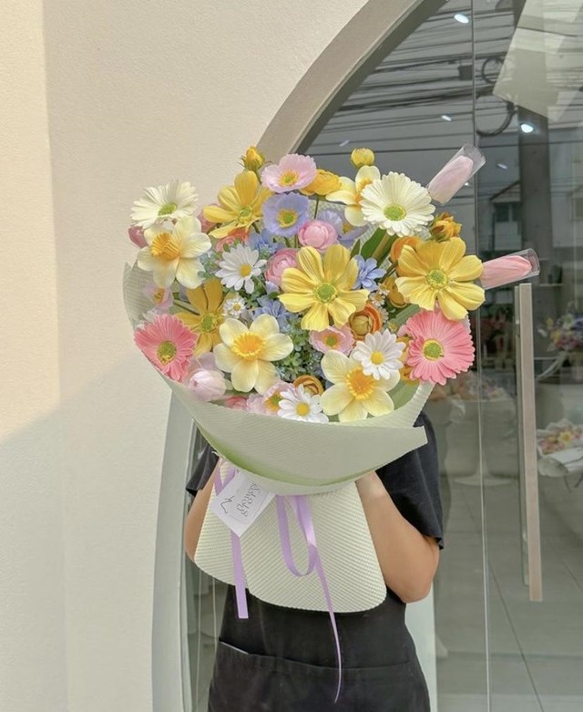 Hoa lụa hút khách trước thềm Ngày Quốc tế Phụ nữ 8/3 - Ảnh 3