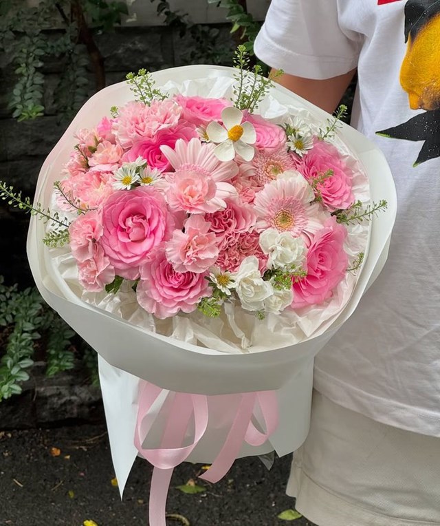 Hoa lụa hút khách trước thềm Ngày Quốc tế Phụ nữ 8/3 - Ảnh 2