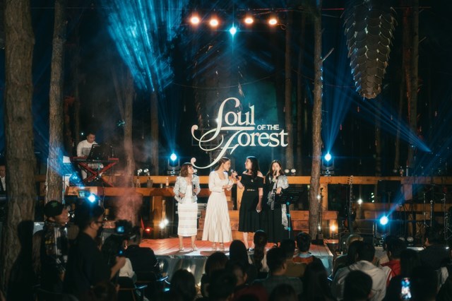 Các khán giả nữ tự tin hòa giọng cùng ca sĩ Hà Nhi trên sân khấu Soul of the Forest