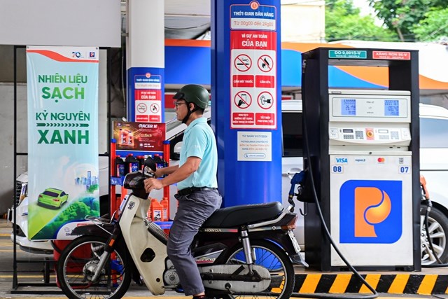 Gi&aacute; xăng dầu leo thang, đời sống v&agrave; sản xuất chịu t&aacute;c động ra sao? &nbsp;