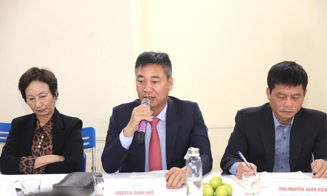 Luật sư Nguyễn Danh Huế - Công ty Luật TNHH Hừng Đông (ngồi giữa) phát biểu tại buổi Tọa đàm