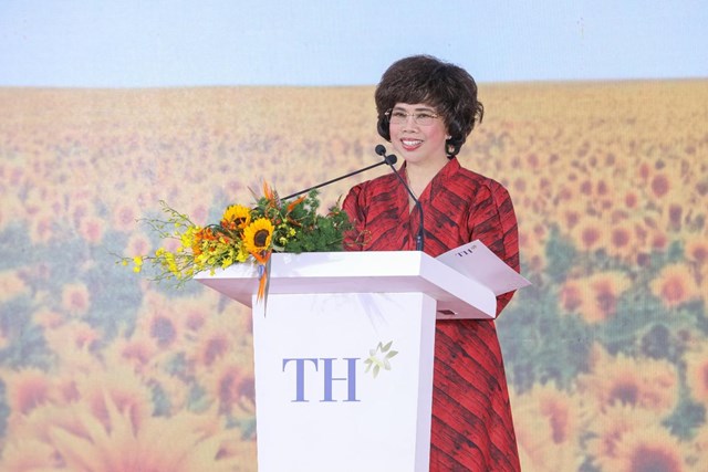 Anh h&ugrave;ng Lao động Th&aacute;i Hương, Chủ tịch Hiệp hội Nữ Doanh nh&acirc;n Việt Nam, Nh&agrave; s&aacute;ng lập, Chủ tịch Hội đồng Chiến lược Tập đo&agrave;n TH ph&aacute;t biểu tại Lễ khởi c&ocirc;ng Nh&agrave; m&aacute;y chế biến Thực phẩm sạch TH B&igrave;nh Dương &nbsp;
