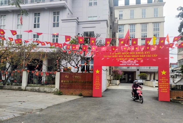 Cờ hoa, băng r&ocirc;n rực rỡ, tạo kh&ocirc;ng kh&iacute; s&ocirc;i nổi hướng về ng&agrave;y bầu cử &nbsp;