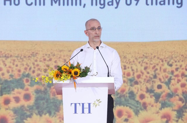 &Ocirc;ng Frederick Cruchet - Gi&aacute;m đốc Điều h&agrave;nh Quản l&yacute; dự &aacute;n Tetra Pak, một trong số c&aacute;c đối t&aacute;c h&agrave;ng đầu thế giới của dự &aacute;n Nh&agrave; m&aacute;y Chế biến thực phẩm sạch TH B&igrave;nh Dương, đ&aacute;nh gi&aacute; Tập đo&agrave;n TH l&agrave; một trong những doanh nghiệp ti&ecirc;n phong của Việt Nam, tạo dấu ấn r&otilde; n&eacute;t bằng chiến lược ph&aacute;t triển b&agrave;i bản, tầm nh&igrave;n d&agrave;i hạn. &nbsp;