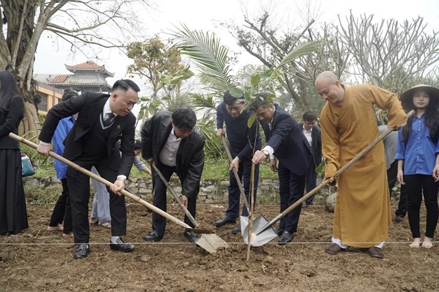 TS. Đ&agrave;o Xu&acirc;n Hưng, Tổng Bi&ecirc;n tập Tạp ch&iacute; TN&amp;MT, Trưởng ban tổ chức chương tr&igrave;nh "Ch&ugrave;a xanh" c&ugrave;ng c&aacute;c đại biểu trồng c&acirc;y tại ch&ugrave;a Kh&aacute;nh Long &nbsp;