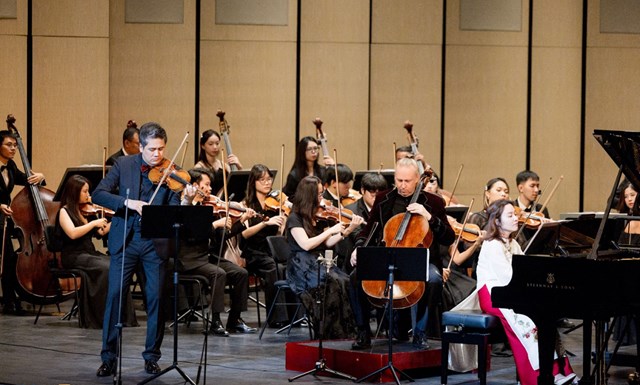 ROX Group đồng h&agrave;nh c&ugrave;ng nhiều chương tr&igrave;nh, lan tỏa vẻ đẹp của nghệ thuật h&agrave;n l&acirc;m tới đ&ocirc;ng đảo c&ocirc;ng ch&uacute;ng.&nbsp;