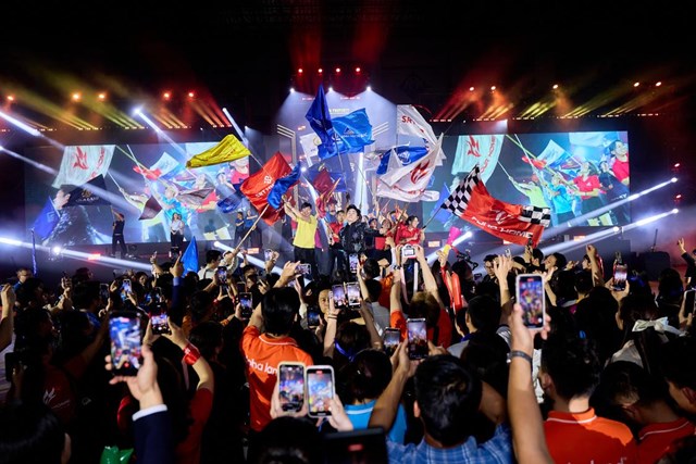 Kh&ocirc;ng kh&iacute; b&ugrave;ng nổ với những m&agrave;n tr&igrave;nh diễn đỉnh cao. Ảnh: &Aacute;nh Dương &nbsp;