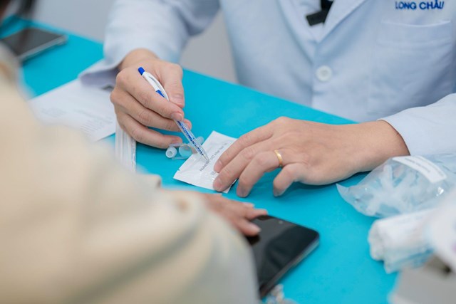 Kit test nhanh Accufast L1/E7 gi&uacute;p người d&ugrave;ng nhận diện sớm nguy cơ mắc c&aacute;c chủng HPV nguy hiểm. &nbsp;