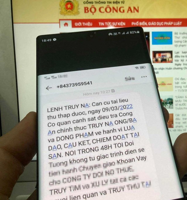 Một tin nhắn với nội dung "truy n&atilde;" gửi đến người d&ugrave;ng điện thoại