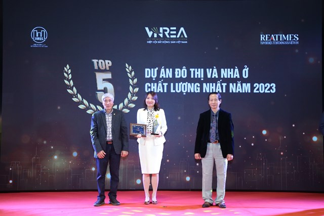 Đại diện chủ đầu tư nhận giải thưởng &ldquo;Top 5 Dự &aacute;n đ&ocirc; thị v&agrave; nh&agrave; ở chất lượng nhấtnăm 2023&rdquo; cho tổ hợp căn hộ The Diamond Residence. &nbsp;