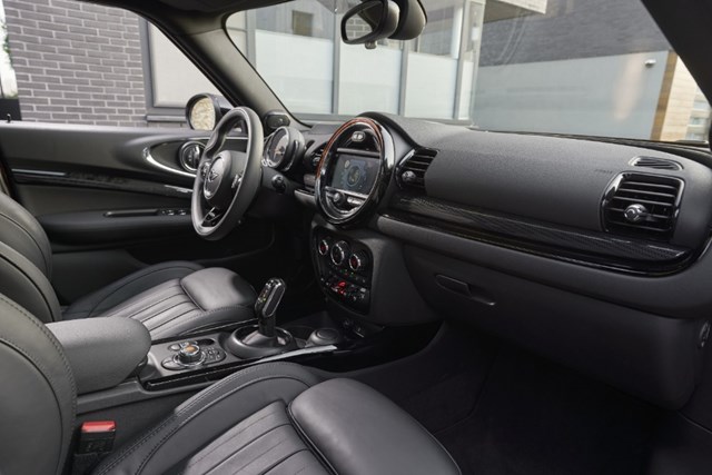 MINI Clubman - mẫu xe độc đ&aacute;o nhất của MINI, với phong c&aacute;ch cổ điển, kh&ocirc;ng gian nội thất tối ưu, đảm bảo sự tiện nghi cho gia đ&igrave;nh &nbsp;