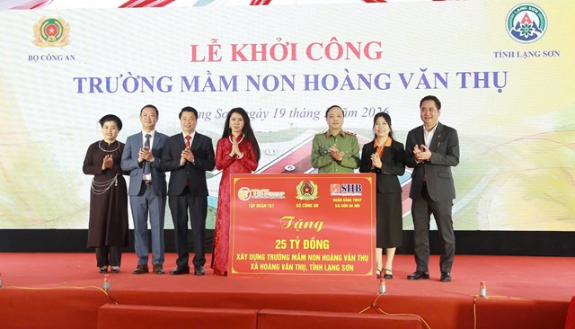 Đại diện Bộ C&ocirc;ng an, T&amp;T Group v&agrave; Ng&acirc;n h&agrave;ng SHB trao bảng tượng trưng t&agrave;i trợ 25 tỷ đồng để x&acirc;y dựng trường mầm non Ho&agrave;ng Văn Thụ &nbsp;