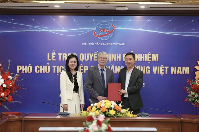L&atilde;nh đạo Hiệp hội NLVN trao Quyết định kết nạp hội vi&ecirc;n Hiệp hội cho đại diện Tập đo&agrave;n Năng lượng T&amp;T (T&amp;T Energy). &nbsp;