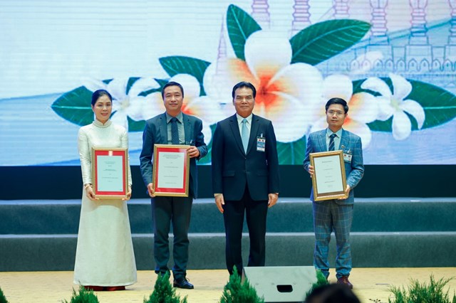 L&atilde;nh đạo Bộ Kế hoạch v&agrave; Đầu tư L&agrave;o trao hợp đồng nhượng quyền dự &aacute;n điện gi&oacute; Savan 1 cho &ocirc;ng Nguyễn Th&aacute;i H&agrave;, Tổng Gi&aacute;m đốc C&ocirc;ng ty TNHH MTV Điện gi&oacute; Savan 1 (thứ hai từ tr&aacute;i sang). (Ảnh Nhật Bắc/VGP) &nbsp;