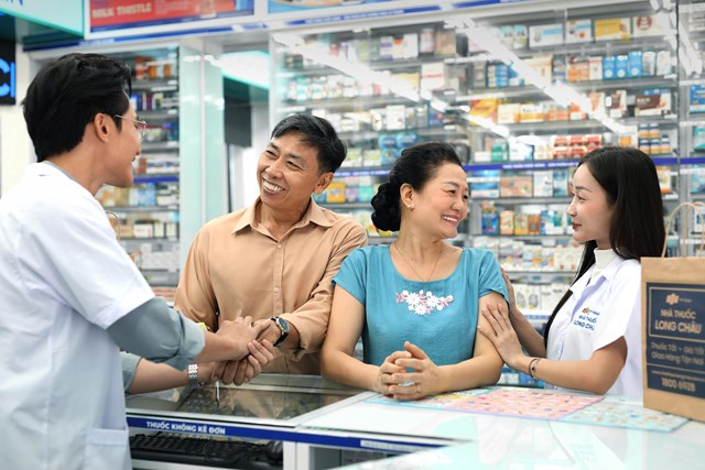 Đội ngũ y tế Long Ch&acirc;u vững chuy&ecirc;n m&ocirc;n, trở th&agrave;nh người bạn sức khỏe đ&aacute;ng tin cậy của hơn 33 triệu người Việt.&nbsp;