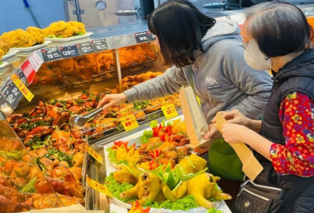 Người d&acirc;n bắt đầu thận trọng hơn trong chi ti&ecirc;u, ưu ti&ecirc;n c&aacute;c mặt h&agrave;ng thiết yếu v&agrave; cắt giảm c&aacute;c khoản kh&ocirc;ng cần thiết.