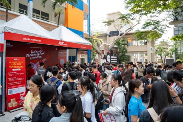 Ng&agrave;y hội Việc l&agrave;m VALOMA 2026 thu h&uacute;t nhiều sinh vi&ecirc;n, học sinh tham dự. &nbsp;