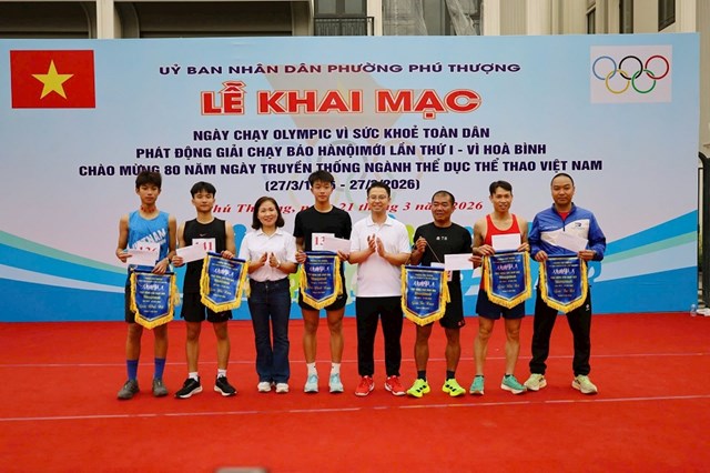 L&atilde;nh đạo phường trao giải c&aacute; nh&acirc;n đạt giải.&nbsp;