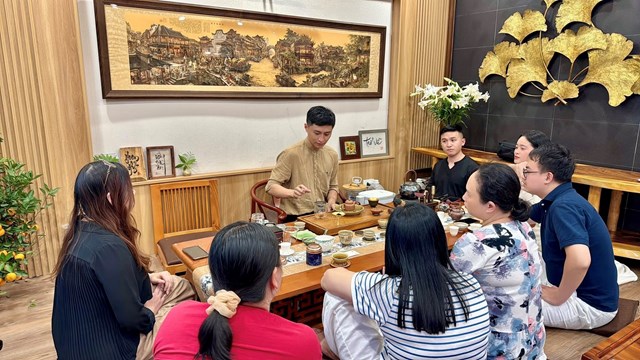 B&ecirc;n cạnh kiến thức về tr&agrave;, workshop c&ograve;n gi&uacute;p người tham gia hiểu r&otilde; hệ thống tr&agrave; cụ v&agrave; kỹ thuật pha tr&agrave; b&agrave;i bản.