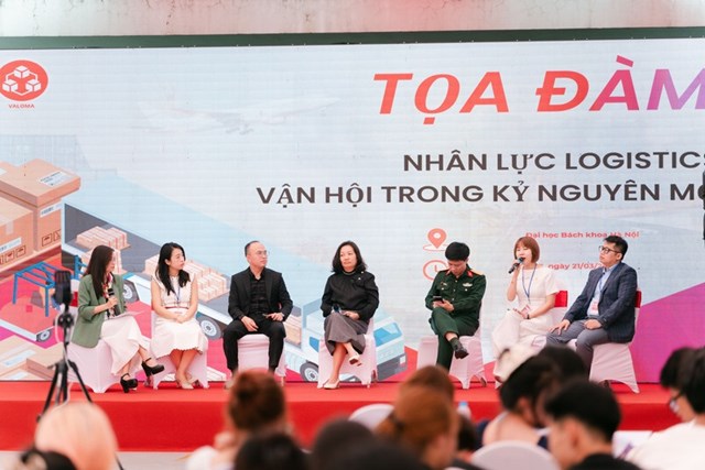 C&aacute;c diễn giả chia sẻ tại Ng&agrave;y hội Việc l&agrave;m VALOMA 2026. &nbsp;