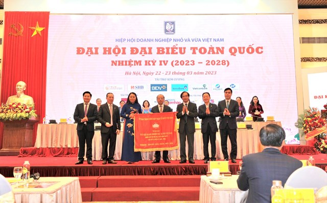 Ban Chấp hành Hiệp hội khóa IV nhận Cờ thi đua từ Ủy ban Trung ương Mặt trận Tổ quốc Việt Nam.