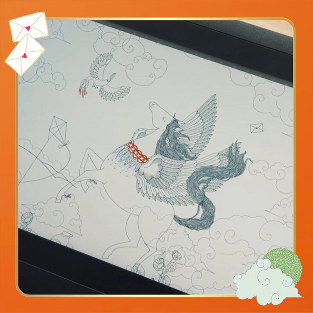 Trung t&acirc;m của thiết kế l&agrave; h&igrave;nh ảnh n&agrave;ng ngựa ki&ecirc;u h&atilde;nh giữa tầng m&acirc;y, biểu tượng xuy&ecirc;n suốt cho tinh thần Mộng M&atilde;