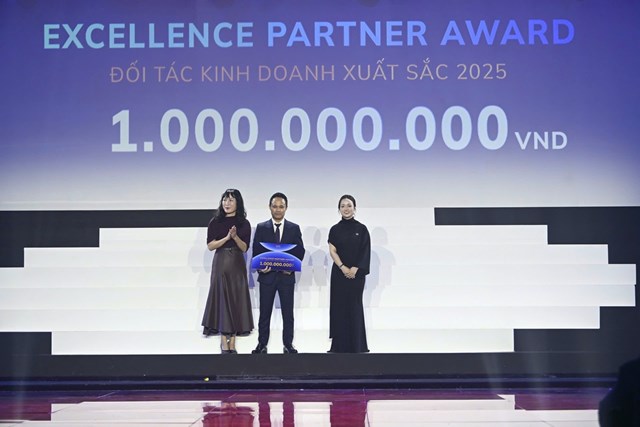 Giải thưởng Excellence Partner trị gi&aacute; 1 tỷ đồng được trao cho c&aacute;c đại l&yacute; kinh doanh xuất sắc