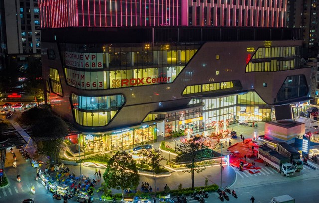 Khu thương mại ở khối đế ROX Tower s&ocirc;i động ng&agrave;y đ&ecirc;m với sự hiện diện của nhiều thương hiệu lớn &nbsp;