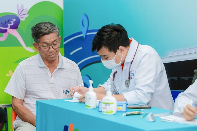 Với sự đồng h&agrave;nh của đội ngũ y tế vững chuy&ecirc;n m&ocirc;n, người d&acirc;n được phổ biến kiến thức y khoa, n&acirc;ng cao nhận thức về c&uacute;m, từ đ&oacute; chủ động ph&ograve;ng bệnh cho bản th&acirc;n v&agrave; gia đ&igrave;nh. &nbsp;