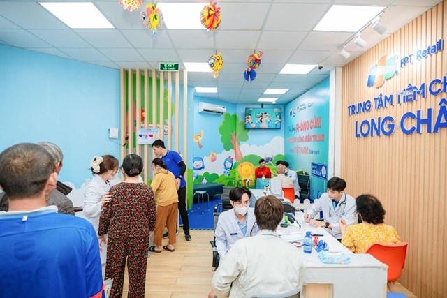Mạng lưới hơn 2.600 nh&agrave; thuốc v&agrave; trung t&acirc;m ti&ecirc;m chủng phủ Long Ch&acirc;u khắp 34 tỉnh th&agrave;nh đang trở th&agrave;nh &ldquo;điểm chạm y tế đầu ti&ecirc;n&rdquo; gi&uacute;p h&agrave;ng triệu gia đ&igrave;nh tiếp cận dịch vụ y tế hiện đại, an to&agrave;n v&agrave; minh bạch. &nbsp;