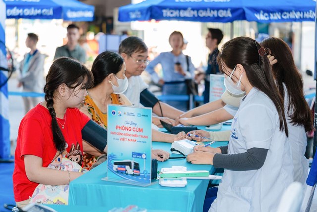 Đội ngũ Long Ch&acirc;u lu&ocirc;n sẵn s&agrave;ng trực tiếp tham gia v&agrave;o c&ocirc;ng t&aacute;c dự ph&ograve;ng, quản l&yacute; bệnh tật v&agrave; n&acirc;ng cao sức khỏe người d&acirc;n. &nbsp;