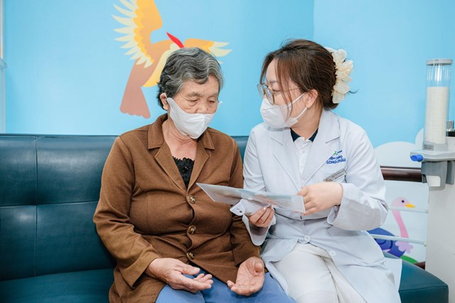 Trẻ dưới 5 tuổi, người cao tuổi, phụ nữ mang thai, người mắc bệnh mạn t&iacute;nh l&agrave; những đối tượng dễ gặp biến chứng nguy hiểm khi mắc c&uacute;m. &nbsp;