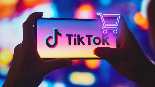 Livestream b&aacute;n h&agrave;ng tr&ecirc;n TikTok Shop: Tr&agrave;o lưu nhất thời hay tương lai của ng&agrave;nh đồ uống? &nbsp;